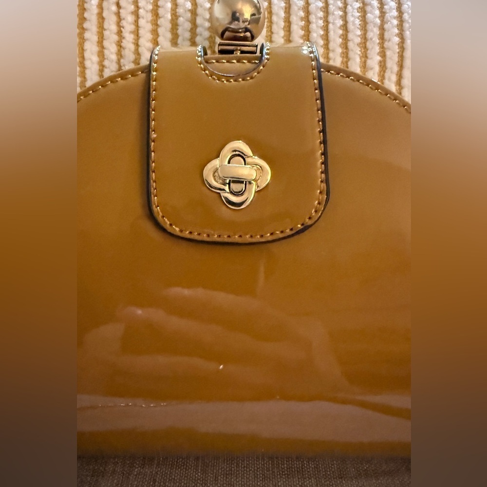 ✨ Retro Mustard Patent Half-Moon Crossbody Bag - Vintage Vibe! ✨ - Picture 6 of 8